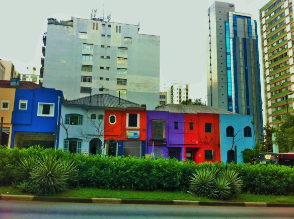 En menor medida que Rio, pero São Paulo también presenta pobreza y riqueza en poco espacio