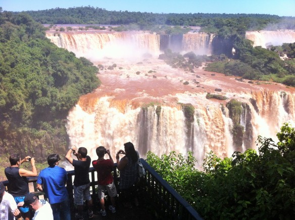 Turistas cazando cascadas